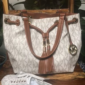 Michael Kors MK Signature Shoulder Bag